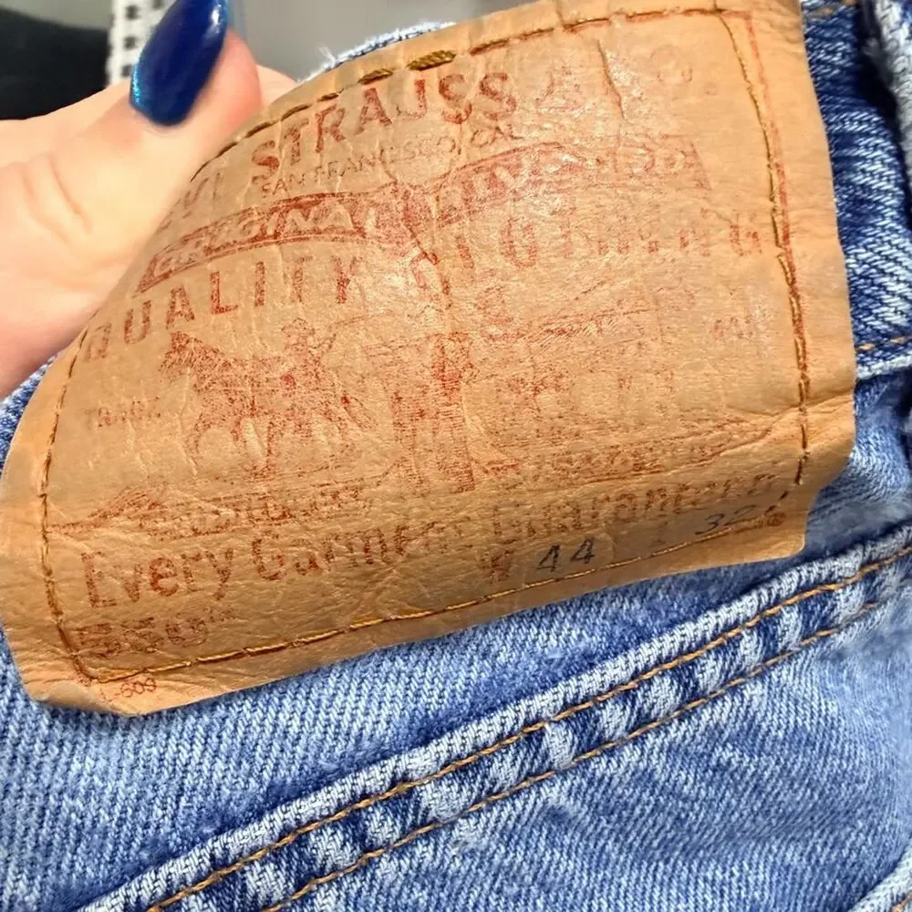 Vintage Levi's 550 Light Blue Relaxed Fit Jeans